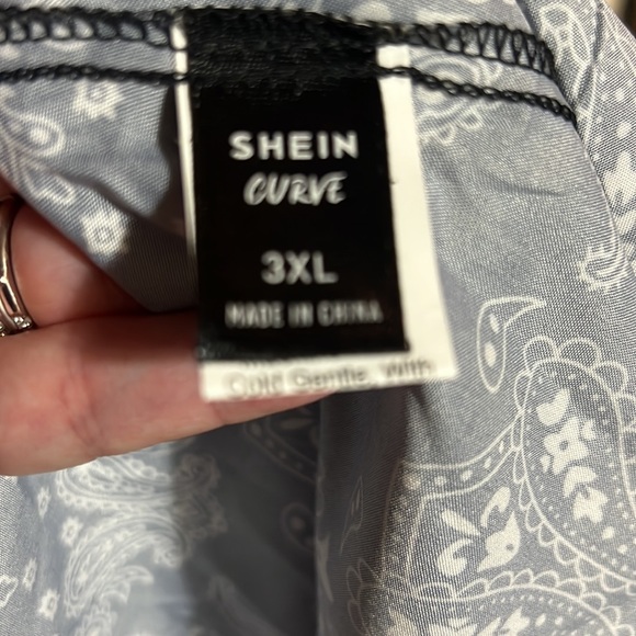 Plus Paisley Scarf Print Shirred
Waist Dress size 3xl never worn - Picture 2 of 2